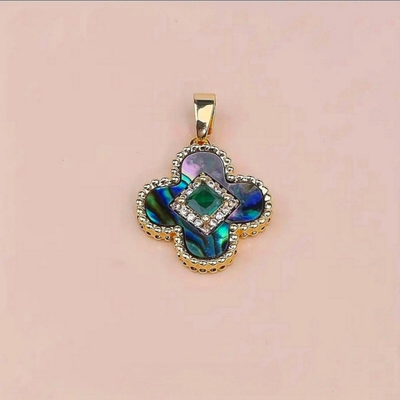 18k Gold Abalone Shell Clover Pendant - Picture 2 of 3